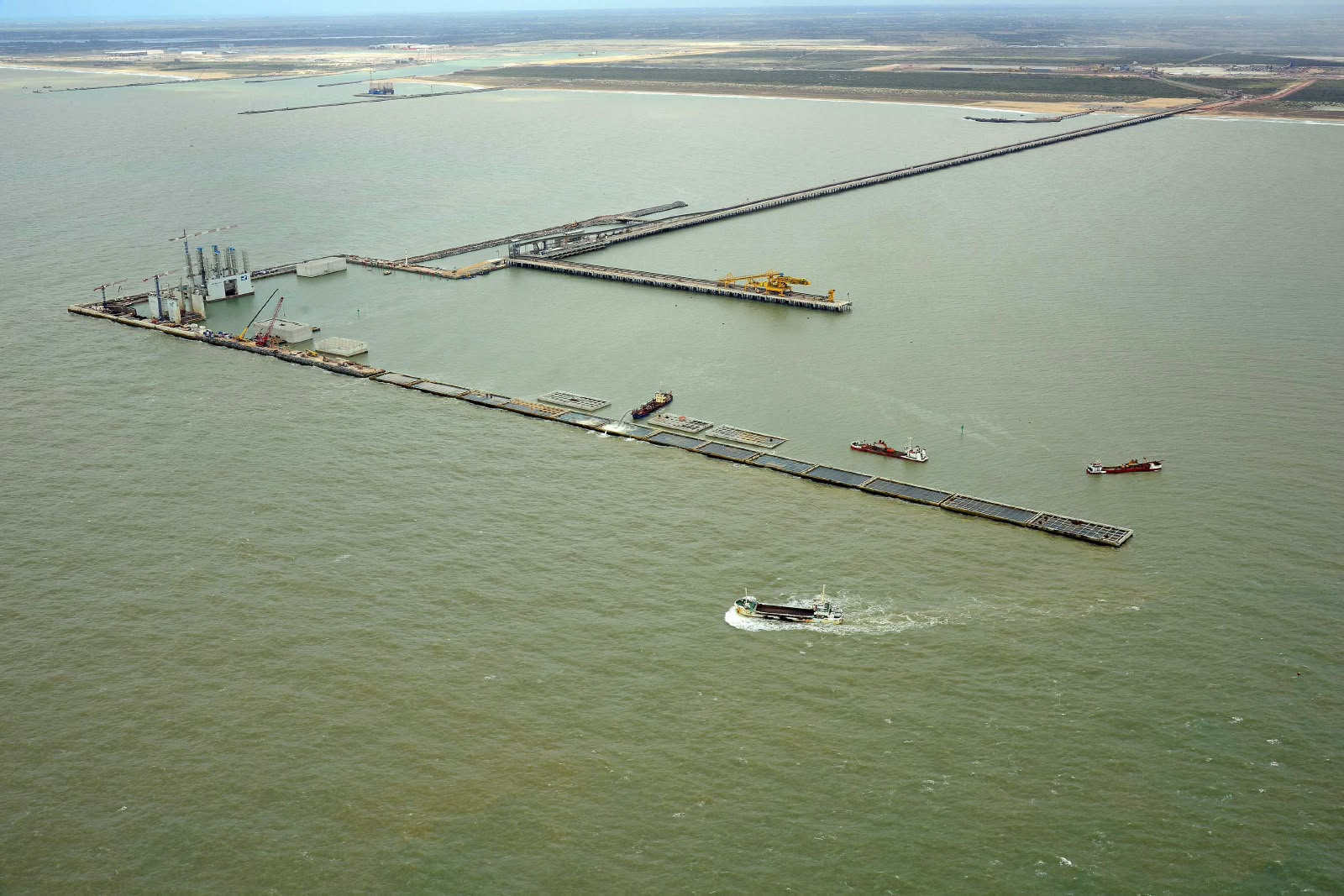Obra marítima e portuária — vista aérea